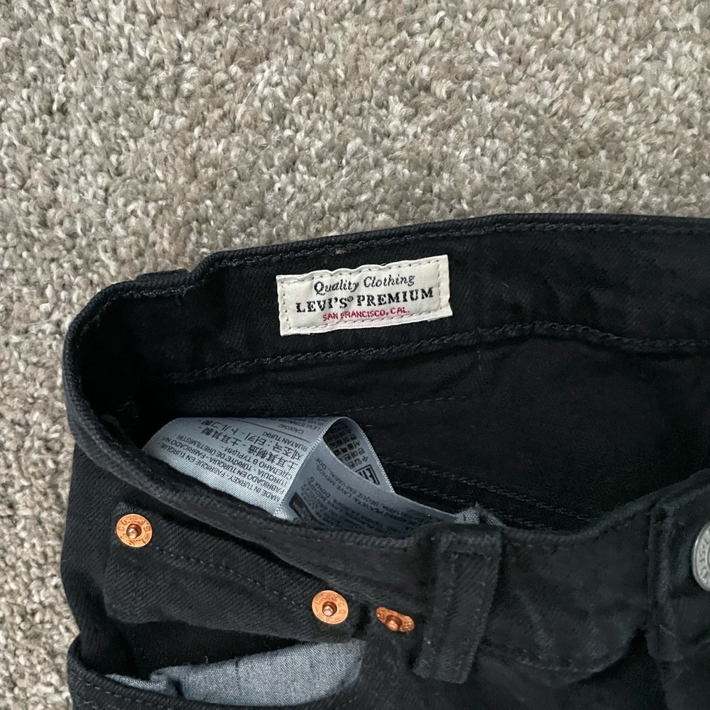 Levis 501 Black Cropped Jeans - Picture 4 of 5